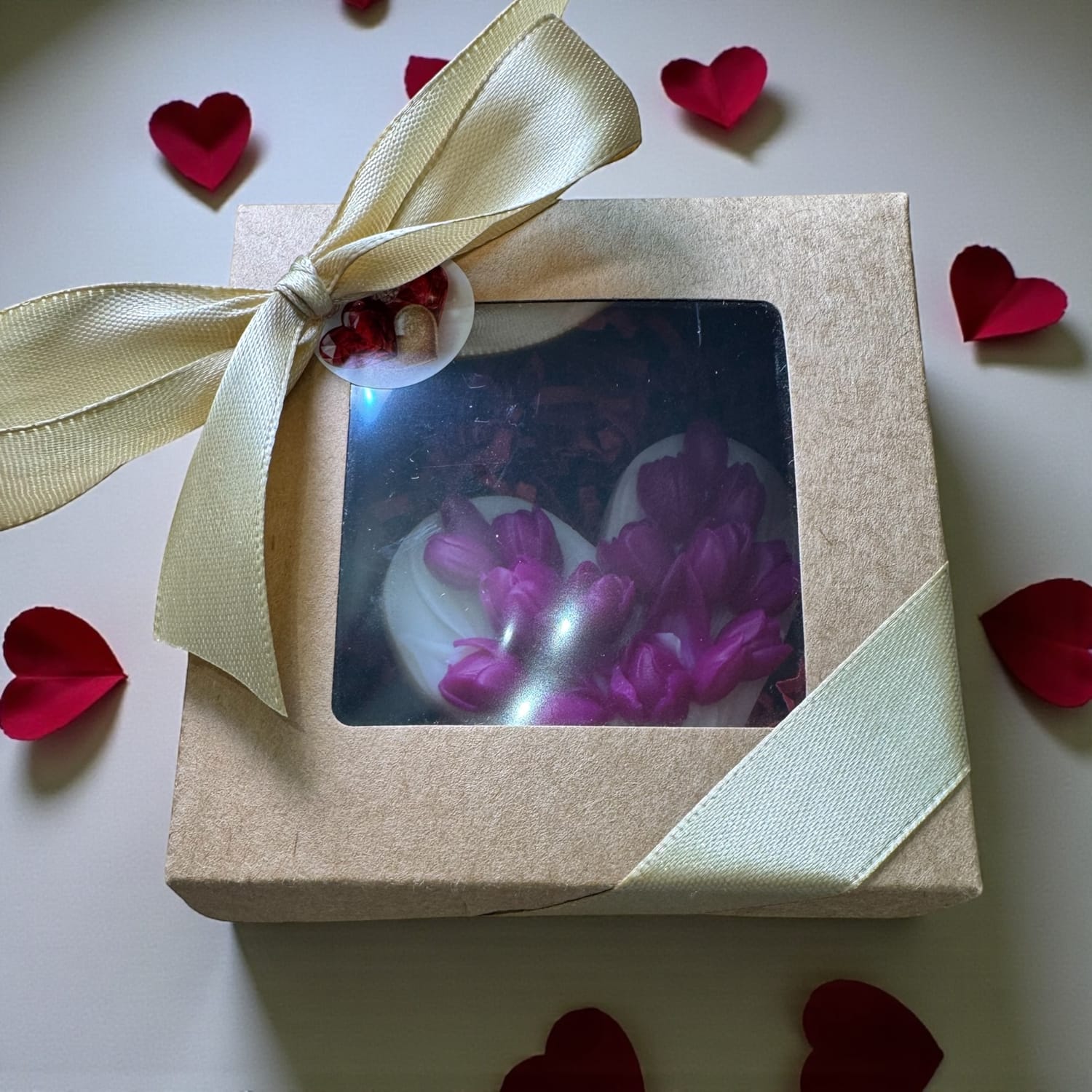 fondants parfumés en forme de coeur avec bouquet de tulipes Vue 2